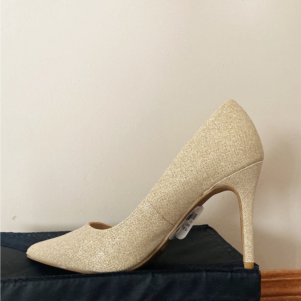 NWT Elegant Cream and Gold-Flecked Heels perfect for grad or wedding season
